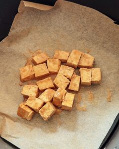 Tofu auf Backpapier