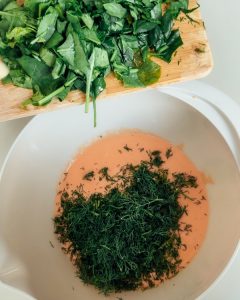 Linsenbrot Teig mit Spinat und Dill