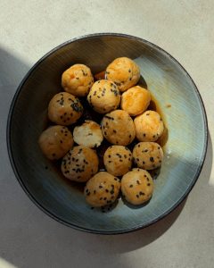 Tofu Bällchen mit Teriyaki-Sauce und Sesam