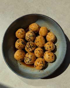 Tofu Bällchen mit Sesam