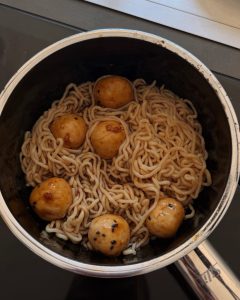 Tofu Bällchen mit Teriyaki-Sauce und Nudeln