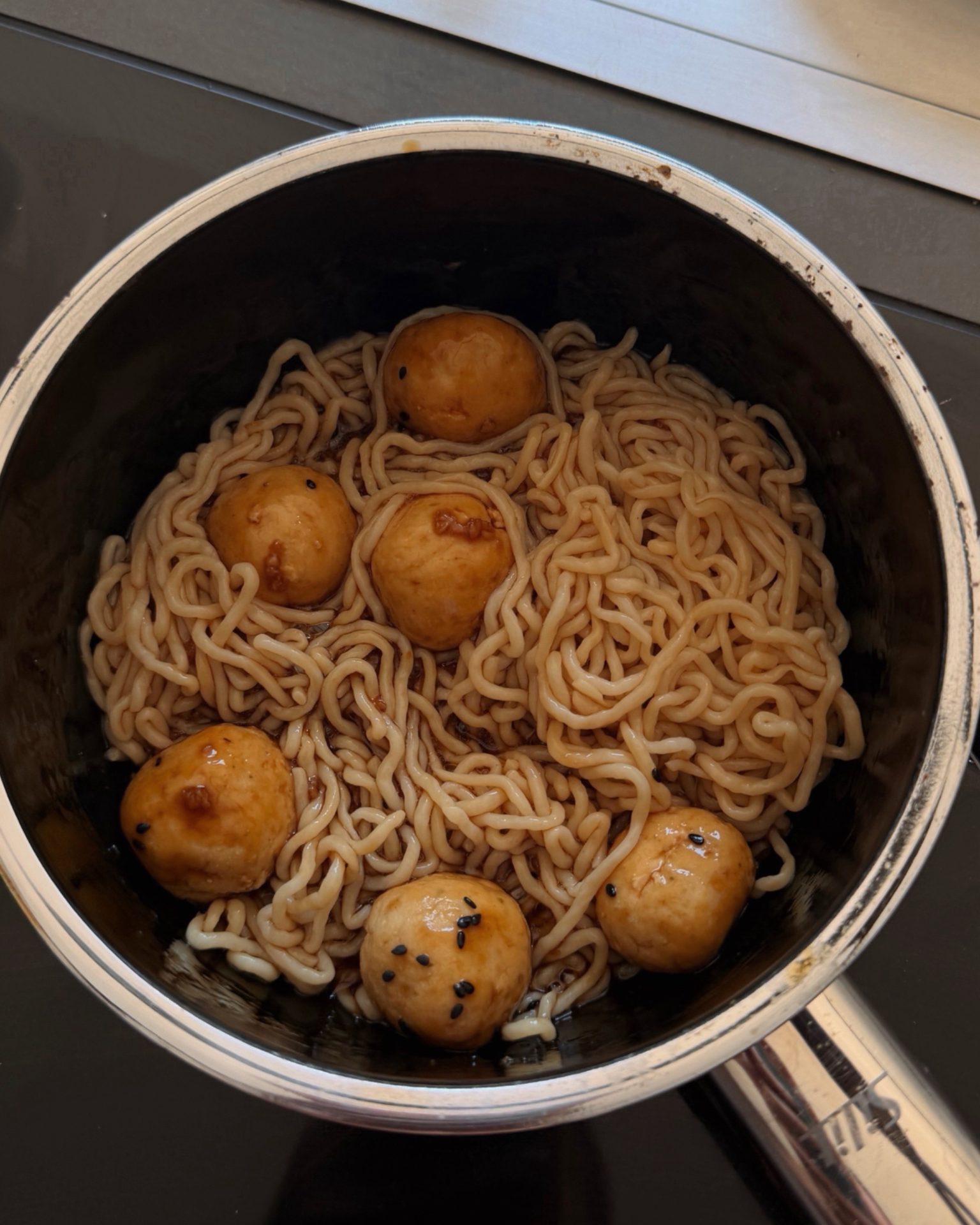 Tofu Bällchen mit Teriyaki-Sauce und Nudeln