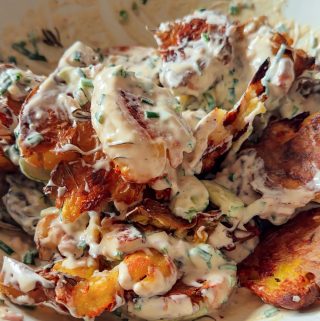 Kartoffelsalat mit Smashed Potatoes und Seidentofu-Mayo