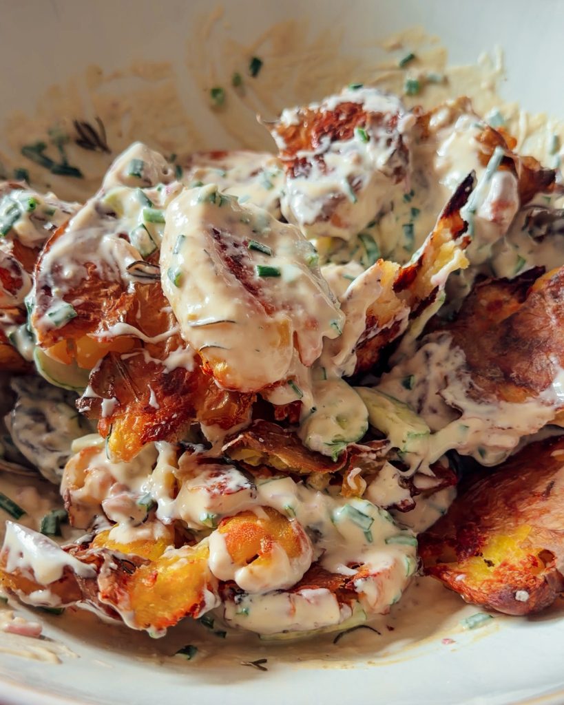 Kartoffelsalat mit Smashed Potatoes und Seidentofu-Mayo