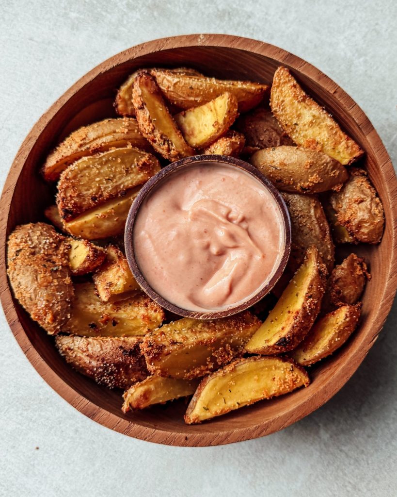 Knusprige Kartoffel-Wedges mit Dip